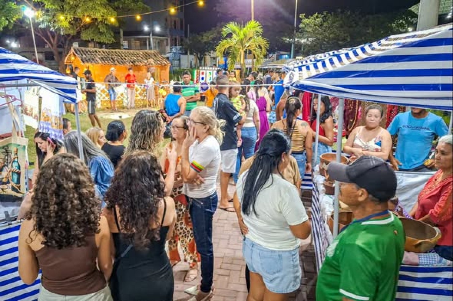 FEIRINHA DE ARTESANATO ATRAI FAMÍLIAS À PRAÇA DA ESTRELA